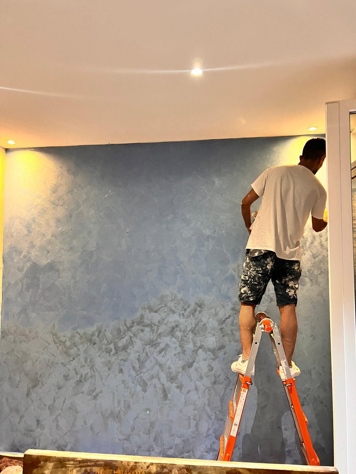 Imbianchino di RM Tinteggiature applica una finitura decorativa a spatola